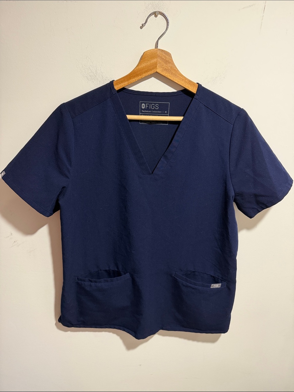FIGS Short Sleeve V-Neck Scrub Top in Navy Size Medium
